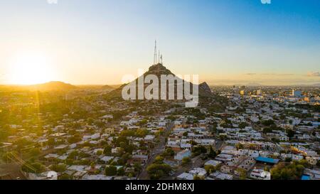 Vue aérienne de Cerro de la Campana au coucher du soleil et de l'Hacienda de la Flor, colonies de Revolucion le 10 décembre 2020 à Hermosillo, Mexique. . (Photo par Luis Gutierrez / Norte photo) ... Vista aerea del cerro de la camapana al atardecer y las colonias Hacienda de la Flor, Revolucion el 10 Diciembre 2020 en Hermosillo, Mexique. . (Photo de Luis Gutierrez/Norte photo )... Banque D'Images