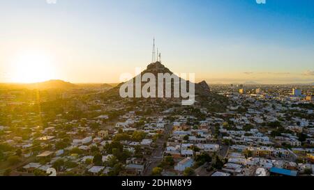 Vue aérienne de Cerro de la Campana au coucher du soleil et de l'Hacienda de la Flor, colonies de Revolucion le 10 décembre 2020 à Hermosillo, Mexique. . (Photo par Luis Gutierrez / Norte photo) ... Vista aerea del cerro de la camapana al atardecer y las colonias Hacienda de la Flor, Revolucion el 10 Diciembre 2020 en Hermosillo, Mexique. . (Photo de Luis Gutierrez/Norte photo )... Banque D'Images