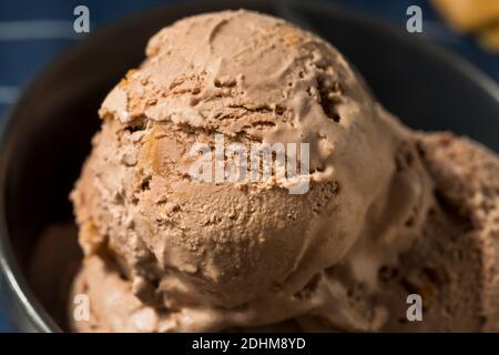 Crème glacée au beurre de cacahuète au chocolat maison dans un bol Banque D'Images