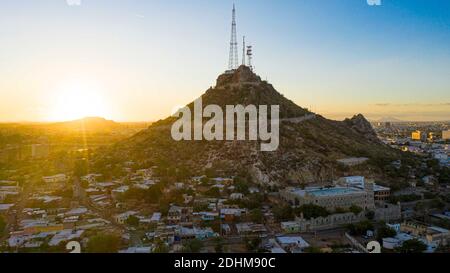 Vue aérienne de Cerro de la Campana au coucher du soleil et de l'Hacienda de la Flor, colonies de Revolucion le 10 décembre 2020 à Hermosillo, Mexique. . (Photo par Luis Gutierrez / Norte photo) ... Vista aerea del cerro de la camapana al atardecer y las colonias Hacienda de la Flor, Revolucion el 10 Diciembre 2020 en Hermosillo, Mexique. . (Photo de Luis Gutierrez/Norte photo )... Banque D'Images