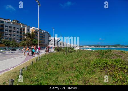 CABO FRIO, RIO DE JANEIRO, BRÉSIL - 26 DÉCEMBRE 2019 : vue panoramique sur la promenade de la plage de do forte. Banque D'Images