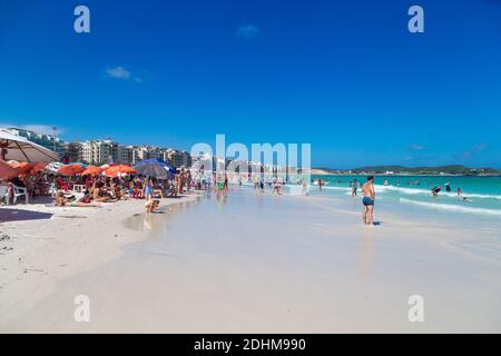 CABO FRIO, RIO DE JANEIRO, BRÉSIL - 26 DÉCEMBRE 2019 : vue panoramique sur la plage de Praia do forte dans la ville. Sable blanc, eau claire et transparente de Banque D'Images