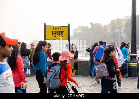 Les personnes visitant Marine Drive à Mumbai, Inde en face de la porte d'entrée de l'Inde Banque D'Images
