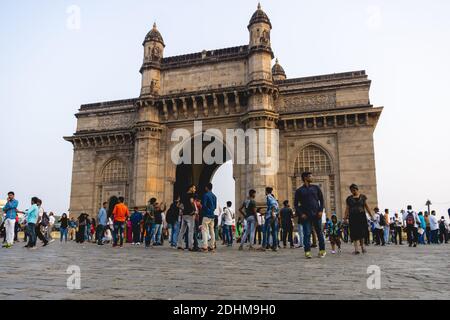 Porte de l'Inde, un bâtiment célèbre au port de Mumbai, Inde. Les gens affluent devant le monument le week-end pour une visite. Banque D'Images