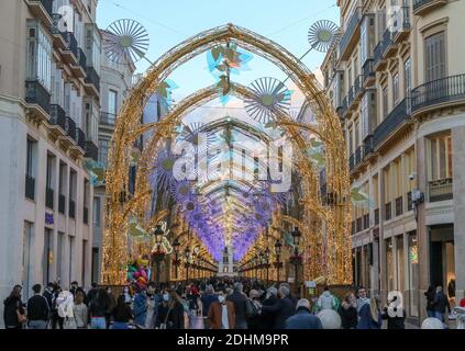 Malaga, Espagne. 11 décembre 2020. 11 décembre 2020: 11 décembre 2020 (Malaga) l'éclairage de Noël brille sur la rue principale de Malaga, Calle Larios. Crédit : ZUMA Press, Inc./Alay Live News Banque D'Images