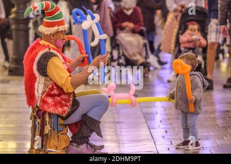 Malaga, Espagne. 11 décembre 2020. 11 décembre 2020: 11 décembre 2020 (Malaga) l'animateur de rue présente des ballons aux enfants à Noël. Crédit : ZUMA Press, Inc./Alay Live News Banque D'Images