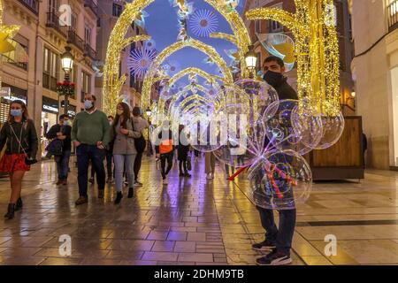 Malaga, Espagne. 11 décembre 2020. 11 décembre 2020: 11 décembre 2020 (Malaga) l'éclairage de Noël brille sur la rue principale de Malaga, Calle Larios. Crédit : ZUMA Press, Inc./Alay Live News Banque D'Images