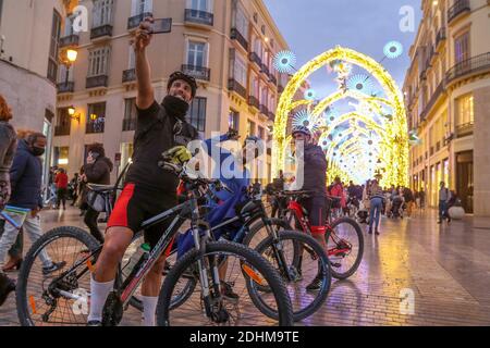 Malaga, Espagne. 11 décembre 2020. 11 décembre 2020: 11 décembre 2020 (Malaga) l'éclairage de Noël brille sur la rue principale de Malaga, Calle Larios. Crédit : ZUMA Press, Inc./Alay Live News Banque D'Images