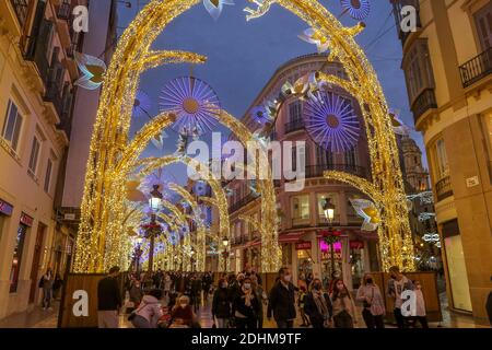 Malaga, Espagne. 11 décembre 2020. 11 décembre 2020: 11 décembre 2020 (Malaga) l'éclairage de Noël brille sur la rue principale de Malaga, Calle Larios. Crédit : ZUMA Press, Inc./Alay Live News Banque D'Images