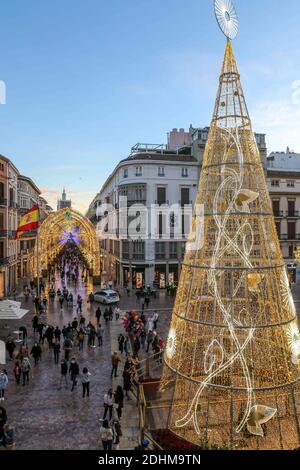 Malaga, Espagne. 11 décembre 2020. 11 décembre 2020: 11 décembre 2020 (Malaga) l'éclairage de Noël brille sur la rue principale de Malaga, Calle Larios. Crédit : ZUMA Press, Inc./Alay Live News Banque D'Images