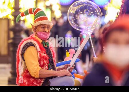 Malaga, Espagne. 11 décembre 2020. 11 décembre 2020: 11 décembre 2020 (Malaga) l'animateur de rue présente des ballons aux enfants à Noël. Crédit : ZUMA Press, Inc./Alay Live News Banque D'Images