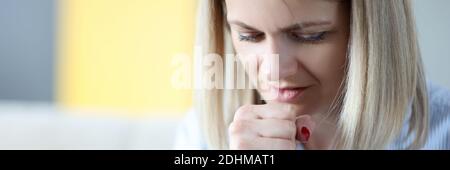 Portrait de la femme qui tousse de près Banque D'Images