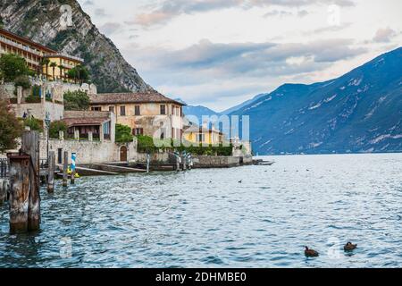 Limone sul Garda village au bord du lac, lors d'un coucher du soleil. Destination de voyage populaires. Banque D'Images