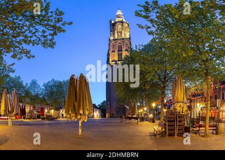 Le meilleur de la ville d'Amersfoort ; architecture historique sur la vieille rue et le pont la nuit Banque D'Images