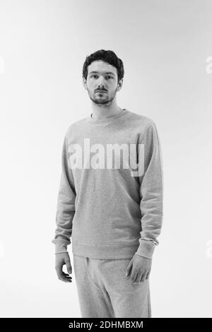 Jeune homme avec une tenue de sport classique gris clair Banque D'Images