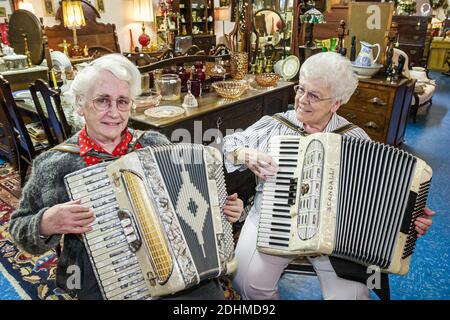 Alabama Hartselle main Street Old Town Hall antiques, seniors femmes femmes amies jouent à l'accordéon accordéon, magasin d'antiquités Banque D'Images