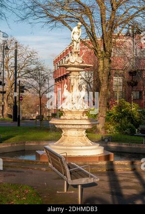 Fontaine Bartleet sur le vert de l'église dans le centre-ville de Redditch. Banque D'Images