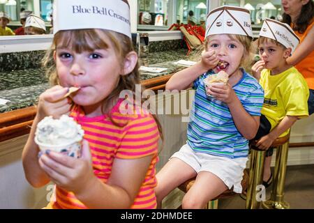 Alabama Sylacauga Blue Bell Creameries production usine de fabrication de crème glacée, enfants filles garçon mangeant la crème glacée voyage école de terrain, étudiants, nous Banque D'Images