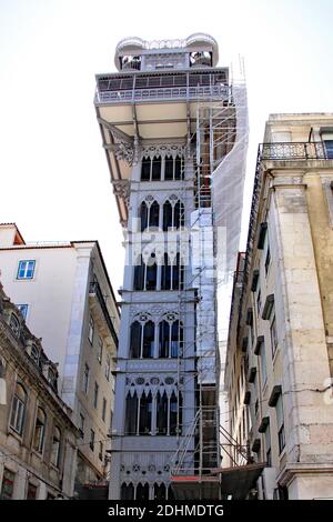 L'ascenseur de Santa Justa, Elevador de Santa Justa en portugais.cet ascenseur en fer forgé du début du XXe siècle relie les rues inférieures de la Baixa Banque D'Images