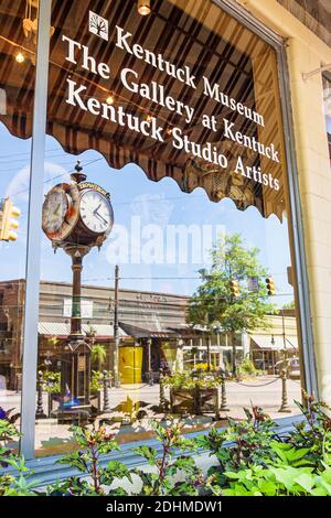 Alabama Northport The Gallery au Kentuck Museum, horloge de réflexion de fenêtre de shopping, Banque D'Images