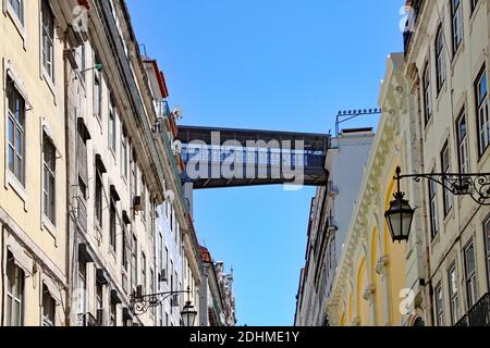 Le pont de l'ascenseur de Santa Justa, Elevador de Santa Justa en portugais. Cet ascenseur en fer forgé relie les rues inférieures de la Baixa Banque D'Images