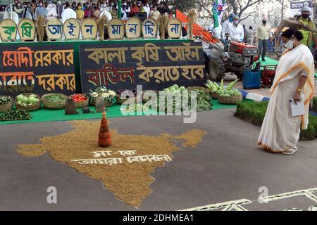 Kolkata, Inde. 10 décembre 2020. (12/10/2020) le Ministre en chef du Bengale occidental Mamata Banerjee assiste à la grève du Congrès de Trinamool contre les projets de loi nouvellement adoptés sur les fermes au statut de Mahatma Gandhi à Kolkata. (Photo de Dipa Chakraborty/Pacific Press/Sipa USA) crédit: SIPA USA/Alay Live News Banque D'Images