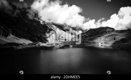 Survol d'un magnifique lac de montagne dans les Alpes suisses - Lac T en noir et blanc Banque D'Images