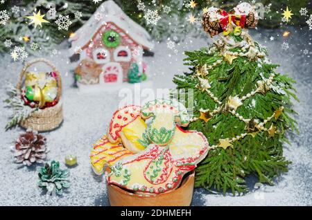 Petits gâteaux faits maison sur le fond des décorations de Noël. Mise au point sélective Banque D'Images