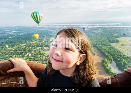 Alabama Decatur Alabama Jubilee Hot Air Balloon Classic, ballons vue annuelle de l'événement depuis la télécabine aérienne fille enfant, Tennessee River, Banque D'Images