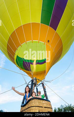 Alabama Decatur Alabama Jubilee Hot Air Balloon Classic, point Mallard Park ballons annuel teatened Ride télécabine flamme mère fille riders wav Banque D'Images