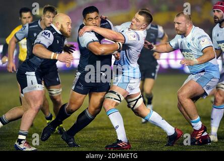 Newcastle Falconss' Rodney Ah vous êtes en collision avec Shane Lewis-Hughes de Cardiff Blues lors du match de la coupe du défi européen au stade de Kingston Park, Newcastle upon Tyne. Banque D'Images