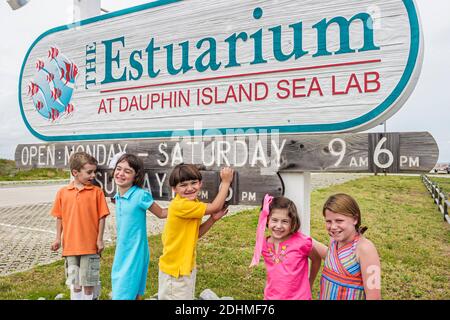 Alabama Dauphin Island Sea Lab Estuarium aquarium public, extérieur enfants garçons filles panneau d'entrée, Banque D'Images