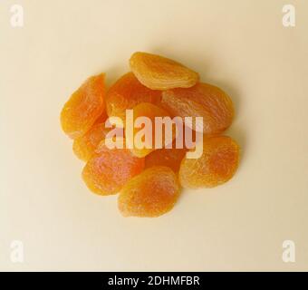 Abricots séchés sur fond jaune. Une collation saine Banque D'Images