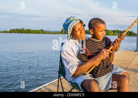 Alabama Lake Eufaula Lakepoint Resort State Park, Chattahoochee River marécage habitat de hautes terres, Black boy grand-mère petit-fils pêche, Banque D'Images