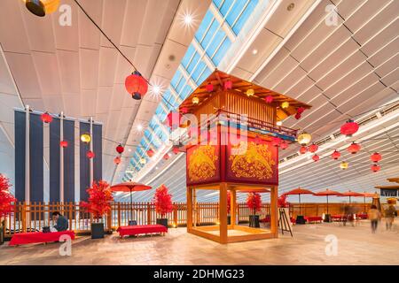 tokyo, japon - novembre 10 2020 : place Omatsuri-hiroba à l'aéroport de Haneda décorée d'une tour yagura illuminée par des lanternes en papier traditionnelles utilisation Banque D'Images