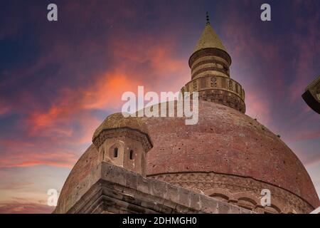 Agri, Turquie - Mai 2018: Le minaret du Palais Ishak Pasha près de Dogubayazit dans l'est de la Turquie. Belle mosquée brune au Moyen-Orient. Différent v Banque D'Images