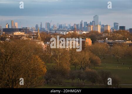 Vue sur Londres depuis le sommet de Primrose Hill in Le milieu de l'automne au coucher du soleil Banque D'Images