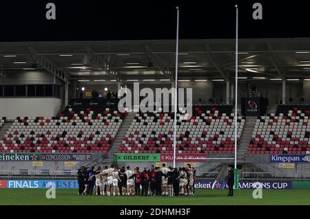 Les joueurs de Toulouse lors d'un caucus après le coup de sifflet final devant un stand vide lors du match de la coupe des champions d'Europe du groupe B au Kingspan Stadium, à Belfast. Banque D'Images