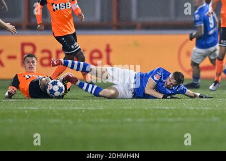 VOLENDAM, PAYS-BAS - DÉCEMBRE 11 : Alex plat du FC Volendam et Ringo Meerveld du FC Den Bosch avant le match néerlandais de Keukenkampioendivision entre Banque D'Images