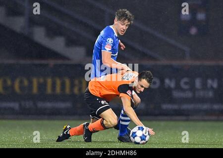 VOLENDAM, PAYS-BAS - DÉCEMBRE 11 : Ringo Meerveld du FC Den Bosch et Martijn Kaars du FC Volendam avant le pari de match néerlandais de Keukenkampiodivision Banque D'Images