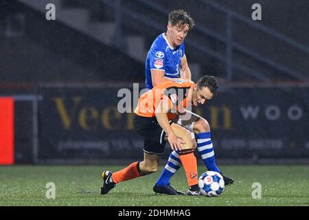 VOLENDAM, PAYS-BAS - DÉCEMBRE 11 : Ringo Meerveld du FC Den Bosch et Martijn Kaars du FC Volendam avant le pari de match néerlandais de Keukenkampiodivision Banque D'Images