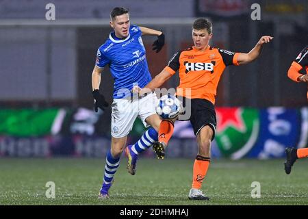 VOLENDAM, PAYS-BAS - DÉCEMBRE 11: Ringo Meerveld du FC Den Bosch et Alex plat du FC Volendam avant le match néerlandais de Keukenkampioendivision entre Banque D'Images