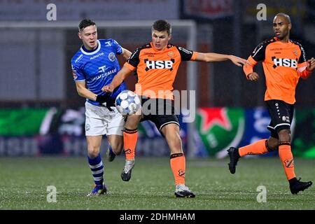 VOLENDAM, PAYS-BAS - DÉCEMBRE 11: Ringo Meerveld du FC Den Bosch et Alex plat du FC Volendam avant le match néerlandais de Keukenkampioendivision entre Banque D'Images