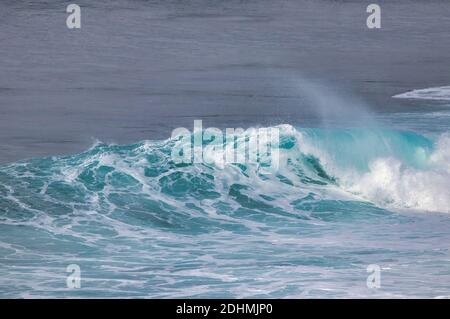 Casse de vagues bleu-vert et bleu-vert. Banque D'Images