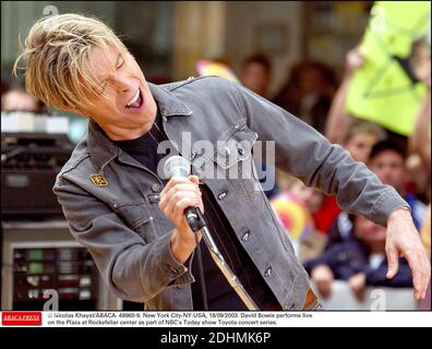 Dossier : © Nicolas Khayat/ABACA. 49960-9. New York City-NY-USA, 18/09/2003. David Bowie joue en direct sur la Plaza au Rockefeller Center dans le cadre de la série de concerts Toyota aujourd'hui de NBC. Banque D'Images