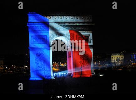 Le drapeau français est projeté sur l'Arc de Triomphe (Arc de Triomphe) lors d'un spectacle son et lumière pour les célébrations du nouvel an sur l'avenue des champs-Elysées à Paris, France, juste avant minuit le 31 décembre 2015. Photo d'Alain Apaydin/ABACAPRESS.COM Banque D'Images