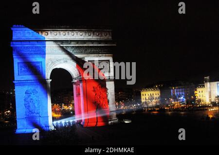 Le drapeau français est projeté sur l'Arc de Triomphe (Arc de Triomphe) lors d'un spectacle son et lumière pour les célébrations du nouvel an sur l'avenue des champs-Elysées à Paris, France, juste avant minuit le 31 décembre 2015. Photo d'Alain Apaydin/ABACAPRESS.COM Banque D'Images