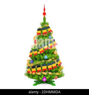 Sapin de Noël avec drapeaux de Noël belges, rendu 3D isolé sur fond blanc Banque D'Images