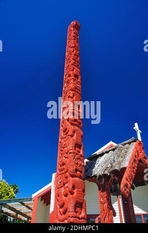 Totem de la réunion, maison de vie de Whakarewarewa Village Thermal, Rotorua, Bay of Plenty, North Island, New Zealand Banque D'Images