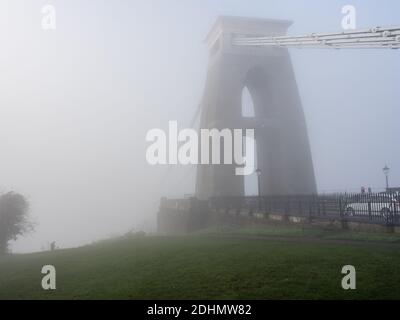 Le pont suspendu du point de repère Clifton disparaît dans un brouillard pendant l'automne sur le Clifton Down de Bristol. Banque D'Images